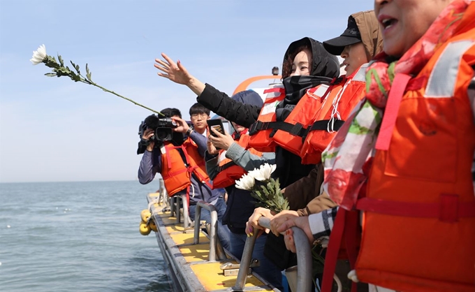 세월호 참사 5주기를 맞은 16일 단원고등학교 희생자 유가족이 전남 진도 맹골수도 인근 사고해역을 찾아 헌화하고 있다. 진도=연합뉴스