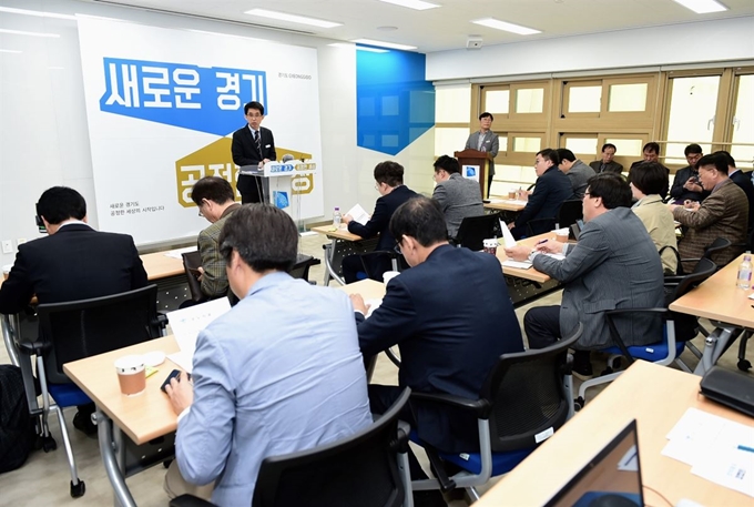 최계동 혁신산업정책관은 17일 경기도청 북부청사에서 창업생태계 활성화 종합대책에 대해 설명하고 있다. 경기도 제공