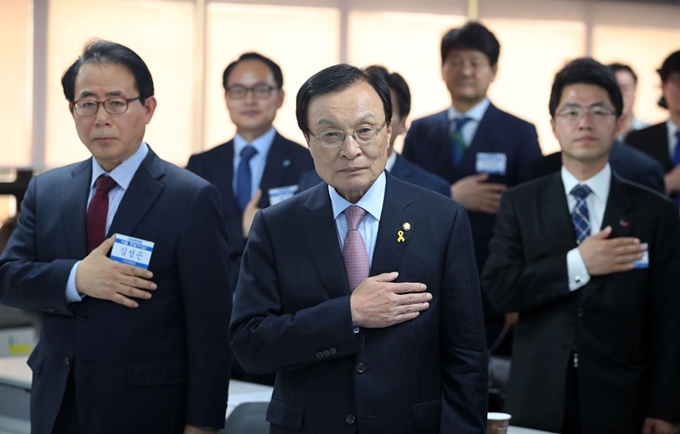 이해찬(가운데) 더불어민주당 대표가 17일 오후 서울 여의도 민주당 중앙당사에서 열린 전국원외지역위원장 협의회 임시총회에서 국민의례를 하고 있다. 연합뉴스