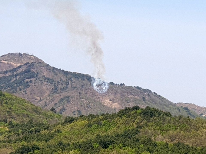 17일 낮 12시쯤 강원 고성군 통일전망대 전방 북측 비무장지대(DMZ)에서 산불로 추정되는 불이 나 연기가 치솟고 있다. 연합뉴스