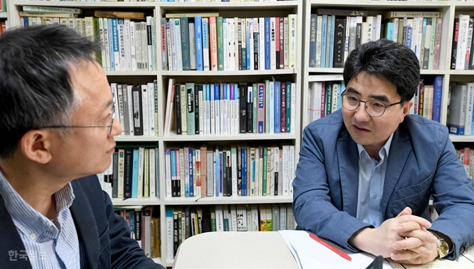 홍석률 교수는 18일 김범수 논설위원과 가진 인터뷰에서 "역사에서 정통론의 강조는 전근대의 왕조적 역사 인식의 반복일 뿐"이라며 "21세기에 걸맞지 않는다"고 말했다. 서재훈 기자