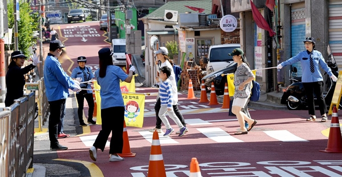 서울의 한 초등학교 앞에서 ‘녹색어머니회’ 학부모들이 아이들의 등굣길 안전을 살피고 있다. 김주성 기자