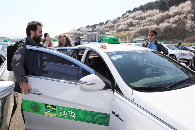 4일 오후 강원도 강릉역을 찾은 외국인들이 강릉시가 도입한 외국인 관광택시를 둘러보고 있다. 강릉시 제공