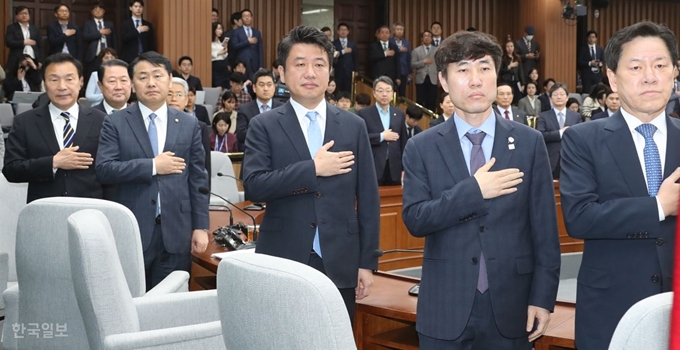 바른미래당 의원총회에서 손학규대표와 김관영원내대표 등이 참석한 가운데 국민의례를 하고 있다. 오대근기자 / 바른미래당 의원총회에 참석한 손학규 대표가 시계를 보며 의원들의 입장을 기다리고 있다. 오대근기자