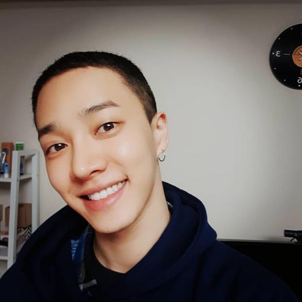 이기광이 입대 당일 밝은 미소로 짧은 머리를 공개했다. 이기광 SNS