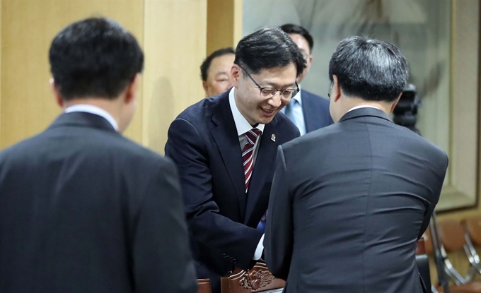 김경수 경남도지사가 18일 오후 창원시 의창구 경남도청에서 열린 현안점검회의에 앞서 문승욱 경제부지사(오른쪽)와 악수하고 있다. 연합뉴스