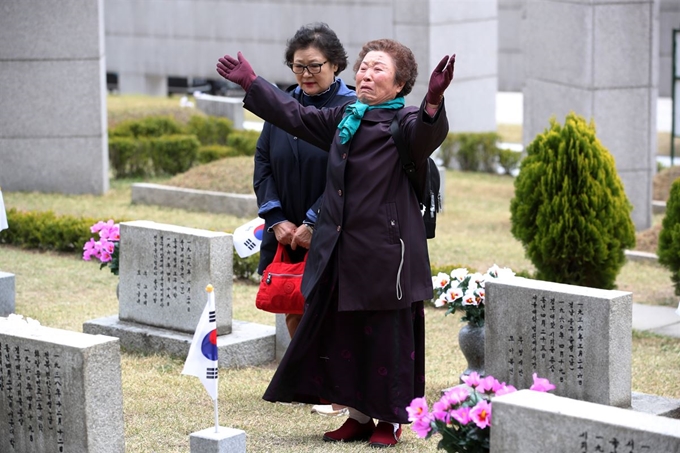 4·19혁명 59주년을 하루 앞두 18일 오전 서울 강북구 국립4·19민주묘지에서 전숙자(81)씨가 4·19 당시 경무대 앞에서 숨진 친오빠 전재근씨의 묘비 앞에서 눈물을 흘리고 있다. 연합뉴스