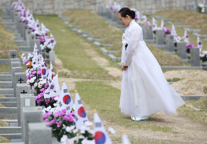 4·19혁명 59주년을 하루 앞두 18일 오전 서울 강북구 국립4·19민주묘지에서 유동연씨가 남편 강수형씨의 묘비 앞에서 생각에 잠겨있다. 연합뉴스