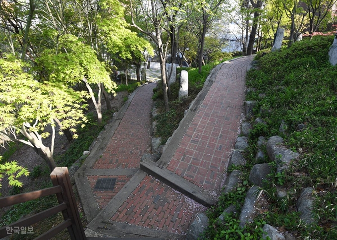 드라마 '열혈사제' 주인공인 김남길 등 극 중 구담성당 신부와 수녀들이 오고가는 '십자가의 길'. 정문에서 성당으로 올라가는 길 왼편에 있으며 기도할 장소로 쓰이는 돌 비석 14개가 있다. 홍인기 기자