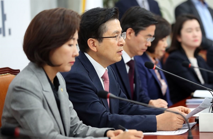 황교안(왼쪽 두번째) 자유한국당 대표가 18일 국회에서 열린 최고위원회의에서 모두발언을 하고 있다. 연합뉴스