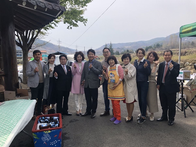 대구가톨릭대 미래지식포럼 박병욱 총동창회장(왼쪽에서 세번째), 박순복 원장(왼쪽에서 네번째), 임재현 26기동기회장(왼쪽에서 다섯번째)이 26기 회원들과 기념촬영을 하고 있다. 대구가톨릭대 미래지식포럼 제공