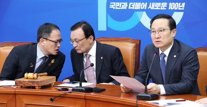 더불어민주당 이해찬 대표(가운데)와 박주민 최고위원이 19일 오전 국회에서 열린 최고위원회의에서 홍영표 원내대표(오른쪽)의 발언 중 대화하고 있다. 연합뉴스