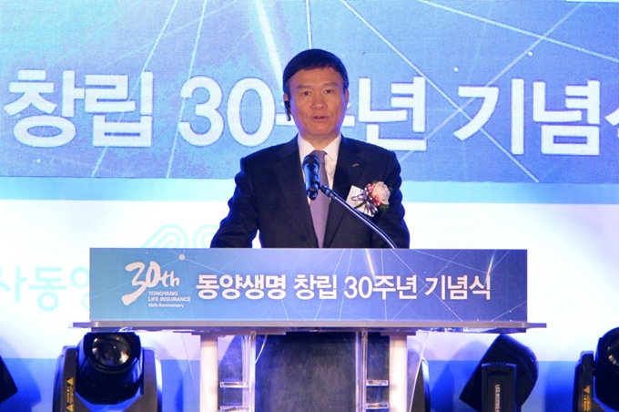 뤄젠룽 대표이사가 동양생명 30주년 행사에서 기념사를 하고 있다.