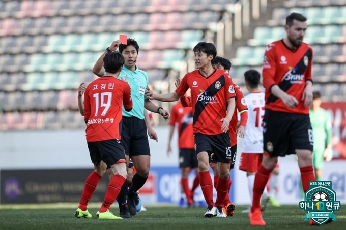 경남의 조던 머치(맨 오른쪽)가 13일 창원축구센터에서 열린 K리그1 상주와 경기에서 퇴장당하고 있다. 한국프로축구연맹 제공