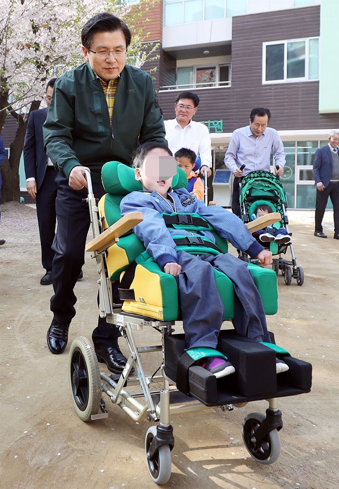 [PYH2019041914400006501] <YONHAP PHOTO-3880> 장애우들과 산책하는 황교안 (인천=연합뉴스) 윤태현 기자 = 황교안 자유한국당 대표가 19일 오후 인천시 연수구 동춘동 장애인 영·유아 시설 동심원을 방문해 장애우들과 산책하고 있다. 2019.4.19 tomatoyoon@yna.co.kr/2019-04-19 16:17:16/Media Only<저작권자 ⓒ 1980-2019 ㈜연합뉴스. 무단 전재 재배포 금지.>