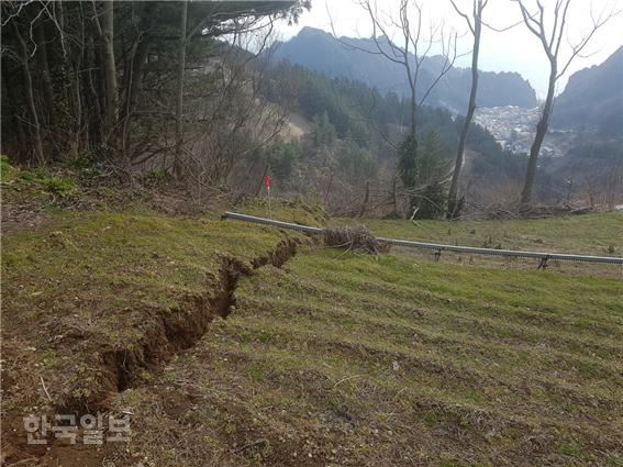 2017년 3월 축구장의 8배가 넘는 면적이 30㎝이상 내려앉은 경북 울릉군 울릉읍 도동리 까끼등마을의 밭이 지반침하로 갈라져 있다. 한국일보 자료사진