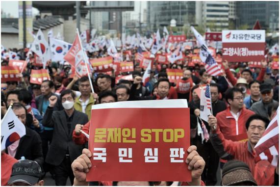 20일 오후 서울 종로구 세종문화회관 앞에서 열린 ‘문재인 STOP(멈춤), 국민이 심판합니다’ 규탄대회 참석자들이 청와대 방향으로 가두행진하고 있다. 홍인기 기자