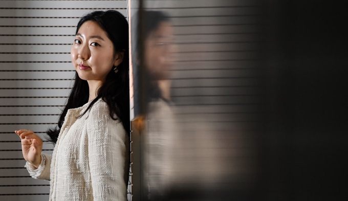 가수 우효는 “일본의 작은 섬에 사는 현지 시골 청년이 라디오에서 내 노래를 듣고 눈물이 났다고 사회관계망서비스로 연락해 와 놀랐다”며 “다양한 분들이 내 음악을 듣고 희망을 얻어 고마웠다”고 말했다. 류효진기자