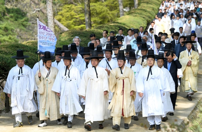 퇴계선생 마지막 귀향길 450주년 걷기행사에 참석한 이철우(앞줄 왼쪽 4번째) 경북지사와 궘영세(5번째) 안동시장 등이 21일 오전 도산서원 입구로 들어서고 있다. 경북도 제공