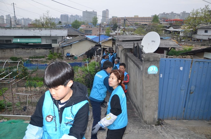 대전봉사체험교실 회원들이 21일 동구 소제동 국가유공자 가정에 '사랑의 연탄'을 전달하고 있다. 대전봉사체험교실 제공