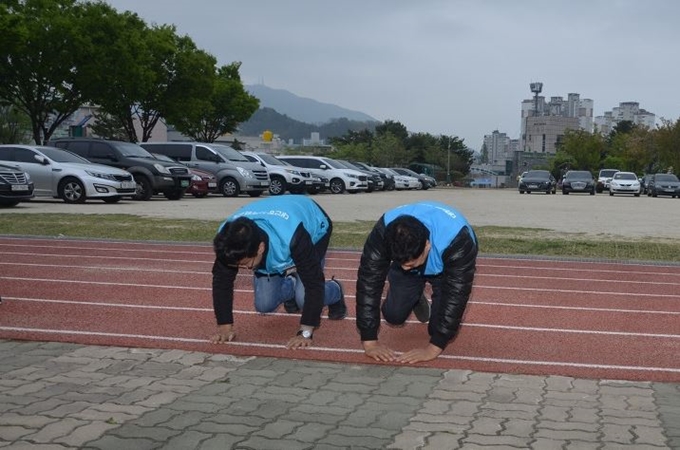 대전봉사체험교실 권흥주(오른쪽) 회장과 박용현 회원이 21일 자양초등학교에서 열린 '사랑의 연탄 나눔' 500주 기념행사에서 회원들에게 감사의 절을 올리고 있다. 박성효 전 대전시장의 장남인 박용현씨는 지난 10여년간 나눔행사에 꼬박 참석해 대전봉사체험교실을 대표하는 봉사왕으로 손꼽힌다. 대전봉사체험교실 제공