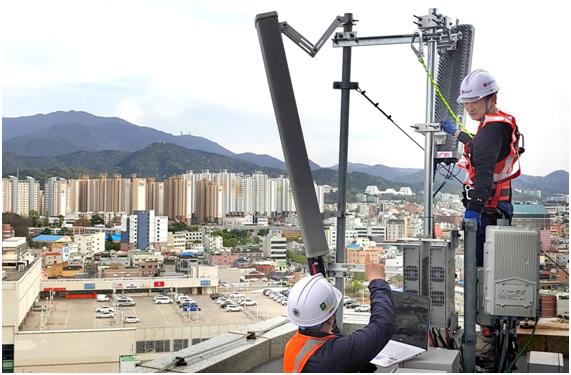 LG유플러스 직원들이 광주광역시 북구 중흥동에 5G 기지국을 품질을 높이기 위한 최적화 작업을 하고 있다. LG유플러스 제공