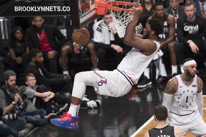 필라델피아 세븐티식서스의 조엘 엠비드가 21일 브루클린 네츠와의 NBA 플레이오프 1회전 4차전에서 호쾌한 덩크슛을 성공하고 있다. 뉴욕=AP 연합뉴스