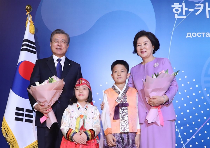 중앙아시아를 순방 중인 문재인 대통령과 김정숙 여사가 21일 오후(현지시간) 카자흐스탄 알마티 릭소스 호텔에서 열린 동포오찬 간담회에 참석해 화동들과 함께 기념촬영 하고 있다. 알마티=연합뉴스