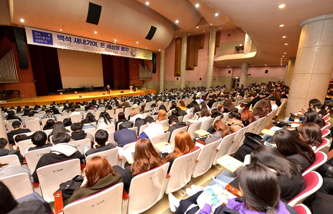 백석대가 새내기 인성교육을 위해 지난 3월 교내 백석홀에서 개최한 백석교양대 교양콘서트. 신입생들은 대학생활에 안정적으로 정착하고, 적응력도 향상시킬 수 있는 새로운 프로그램이라며 호평했다. 백석대 제공