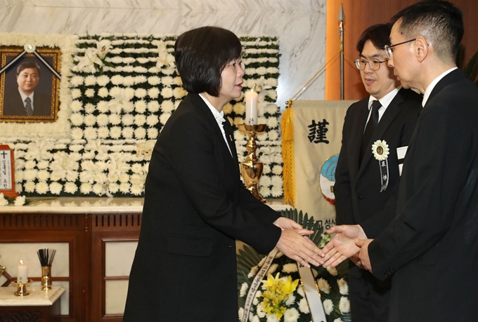 이정미(왼쪽) 정의당 대표가 22일 오전 서울 서대문구 신촌 세브란스병원에 마련된 민주당 고 김홍일 전 의원의 빈소에서 조문하고 있다. 연합뉴스