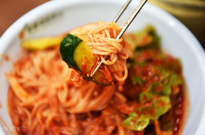 망향비빔국수의 비빔국수. 매콤 달콤 새콤한 맛이 두루 버무려져 있다.