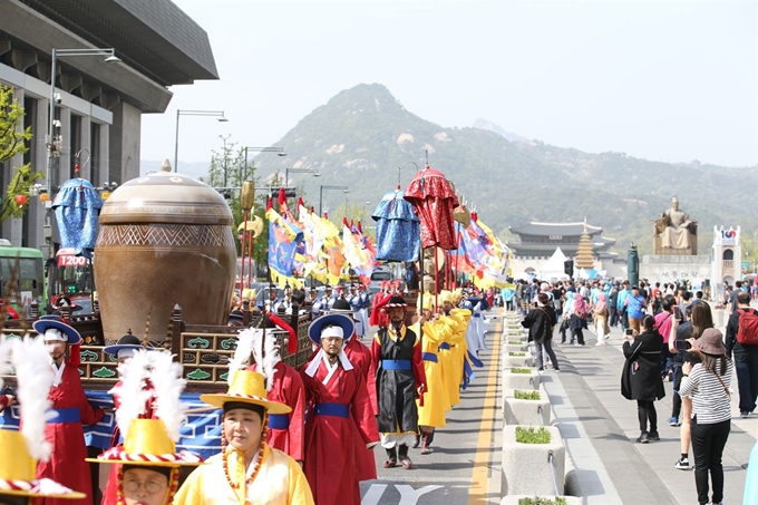 경북 성주군축제추진위원회가 22일 서울 세종문화회관 앞 도로에서 세종대왕자태실 태봉안의식을 재현하고 있다. 성주군 제공