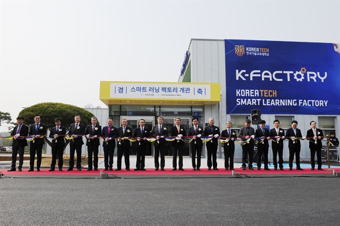 코리아텍은 지난 3월 25일 이재갑 고용노동부 장관을 비롯한 각계 인사가 참석한 가운데 세계 최초로 5G 기반 통신망을 활용한 ‘스마트 러닝 팩토리’ 개관식을 가졌다. 코리아텍 제공