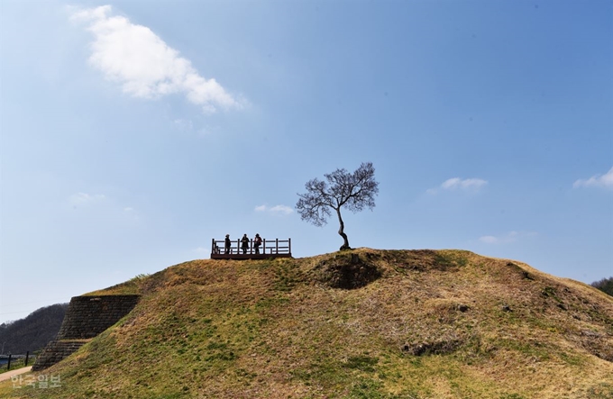 미산면 당포리성. 수직 낭떠러지 위에 자리 잡고 있어 임진강이 시원스럽게 내려다보이는 전망대다.