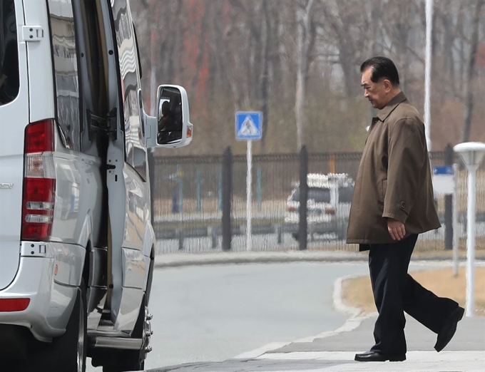 북러 정상회담을 앞둔 21일(현지시간) 러시아 블라디보스토크 극동연방대학교에서 김정은 북한 국무위원장의 집사격인 김창선 국무위원회 부장이 학교 내 한 건물을 둘러본 뒤 차량으로 향하고 있다. 블라디보스토크=연합뉴스