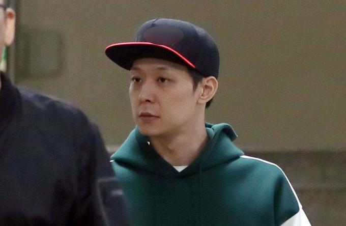 가수 겸 배우 박유천(33) 씨가 마약 투약 혐의에 대한 경찰 조사를 마치고 18일 오후 경기도 수원시 경기남부지방경찰청에서 나오고 있다. 박 씨는 앞서 마약 투약 혐의로 체포돼 경찰 수사를 받고 구속 상태로 검찰에 송치된 남양유업 창업주의 외손녀 황하나(31) 씨와 올해 초 필로폰을 구매해 황 씨의 서울 자택 등에서 함께 투약한 혐의를 받고 있다. 연합뉴스