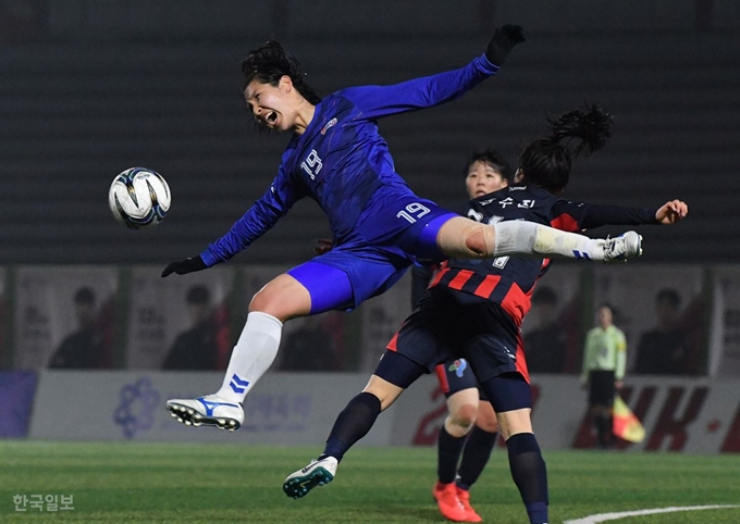 출산 후 그라운드에 복귀한 여자 실업축구 화천KSPO의 황보람(왼쪽)이 18일 서울 효창운동장에서 서울시청과 경기를 하고 있다. 배우한 기자