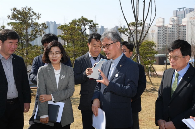 김재현(오른쪽 두 번째) 산림청장이 지난 4일 충남 천안시 동남구 신부동 도솔광장 일대에 조성 중인 도시 바람길 숲 조성사업 추진 현장을 점검하고 있다. 산림청 제공