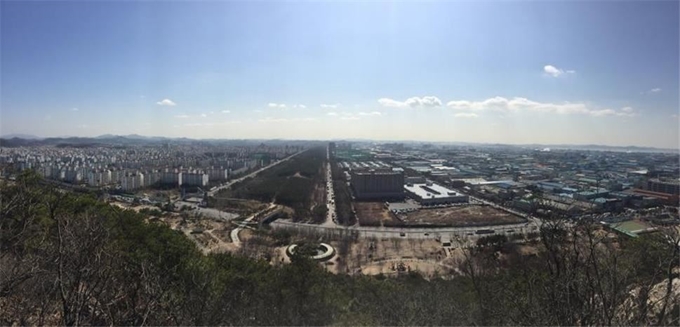 주거단지와 산업단지 사이에 조성된 완충녹지 모습. 미세먼지 이동을 막아 주거지역 미세먼지 농도를 줄여주는 것으로 나타났다. 산림청 제공