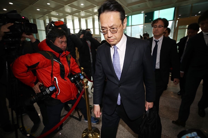 가나스기 겐지 일본 외무성 아시아대양주국장이 김용길 외교부 동북아시아국장과 강제징용 배상 판결 문제 등 한일 간 현안을 논의하기 위해 지난달 14일 서울 종로구 도렴동 외교부 청사로 들어가고 있다. 연합뉴스