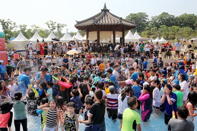 지난해 세종대왕과 초정약수 축제에 참가한 나들이객들이 초정약수 원탕에서 광천수로 물놀이를 즐기고 있다. 청주시 제공