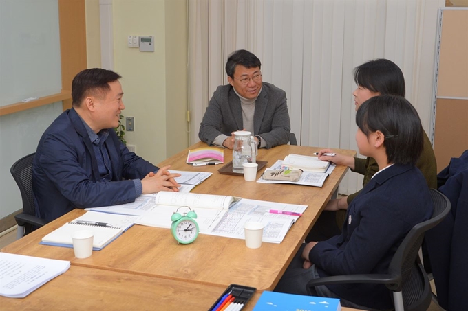 중구 청사 4층에 마련된 진학상담센터에서 학부모(오른쪽에서 두 번째)와 학생(첫 번째)이 진학 상담을 받고 있다. 중구 제공