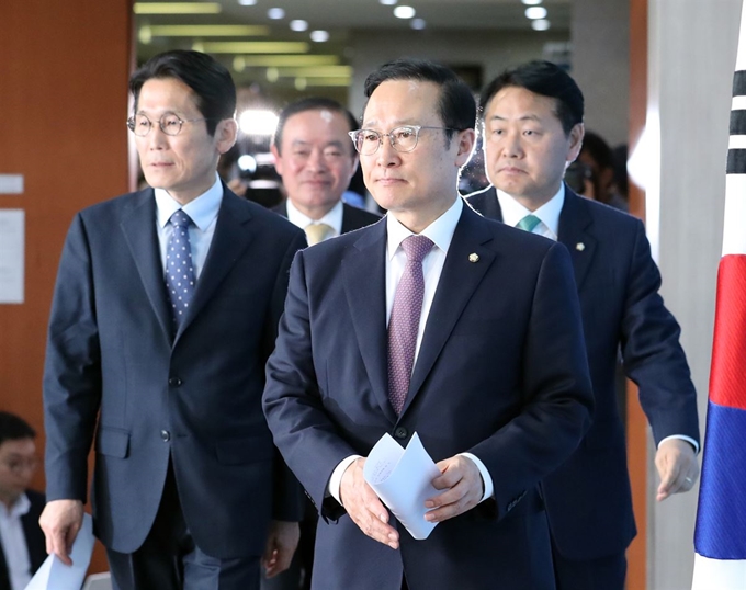 자유한국당을 뺀 여야 4당 원내대표들이 22일 오후 국회 정론관에서 선거제·개혁법안 패스트트랙(신속처리안건 지정) 처리 방안 등과 관련해 브리핑하기 위해 입장하고 있다. 한국당은 이날 패스트트랙을 4월 국회뿐만 아니라 20대 국회 전체를 마비시키는 '의회 쿠데타'로 규정, 총력투쟁에 나설 것임을 경고했다. 정의당 윤소하 원내대표(왼쪽부터), 민주평화당 장병완, 더불어민주당 홍영표, 바른미래당 김관영. 연합뉴스