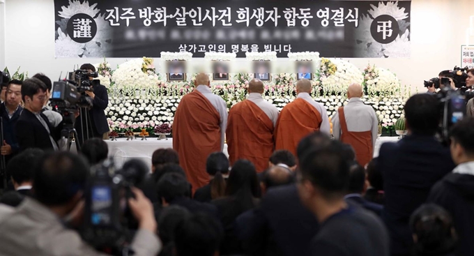 23일 오전 경남 진주시 한일병원 장례식장에서 진주 아파트 방화ㆍ살인 참사 희생자 4명의 합동 영결식이 엄수되고 있다. 희생자 1명의 발인은 21일 같은 장소에서 거행됐다. 연합뉴스