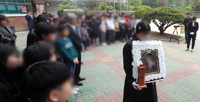 23일 오전 경남 진주시 한일병원 장례식장에서 열린 진주 아파트 방화ㆍ살인 참사 희생자 4명의 합동 영결식 후 희생자 A양이 생전 다녔던 초등학교에서 마지막 인사를 하고 있다. 연합뉴스