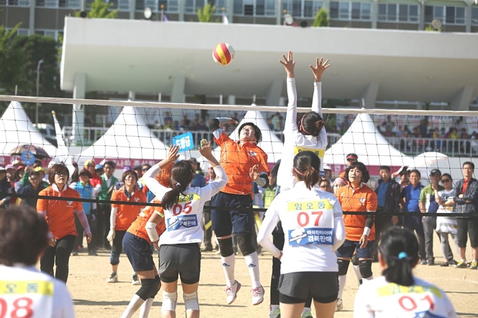 오는 27일 경북 구미 낙동강체육공원에서 열릴 제27회 LG기 주부배구대회를 앞두고 구미는 요즘 배구 열기로 뜨겁다. 사진은 지난해 대회 모습. LG 제공