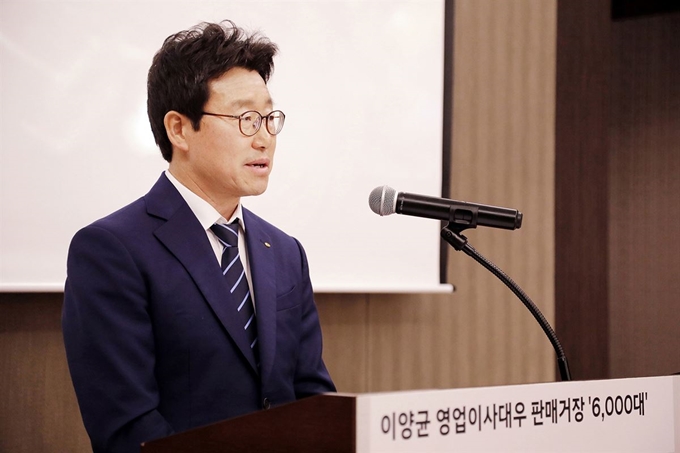 현대차가 지난 22일 경기 평택시 라마다 호텔에서 개최한 판매거장 명예행사에서 누적 판매 6,000대를 달성한 현대차 안중지점 이양균 영업이사대우가 소감을 말하고 있다. 현대차 제공