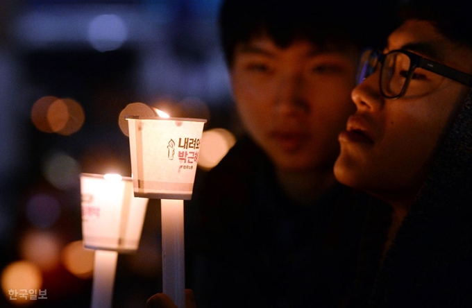 [저작권 한국일보] 2016년 11월 서울 광화문광장 일대에서 열린 박근혜 정권 퇴진 촉구 촛불집회에서 시민들이 촛불을 켜고 있다. 배우한기자