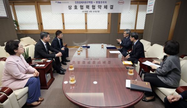 김진용 인천경제청장과 김유석 헨켈코리아(유) 대표는 22일 송도 G타워에서 상호협력협약을 체결했다. 인천경제청 제공