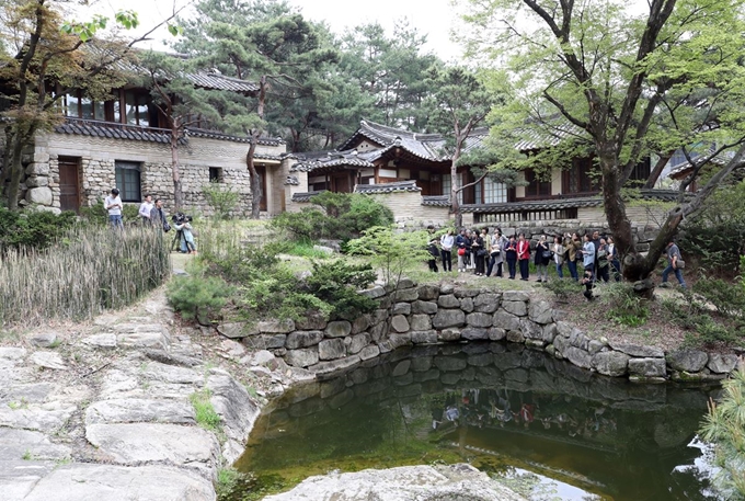 200년 넘게 베일에 싸여있다 23일 오후 일반인에게 한시적으로 공개된 서울 성북구 성락원(城樂園). 19세기 들어 철종(재위 1849∼1863) 때 이조판서를 지낸 심상응의 정원으로 사용됐고, 일본강점기에는 고종의 다섯째 아들인 의친왕 이강이 35년간 별저로 썼다. 연합뉴스